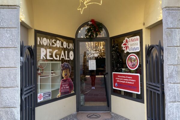 Non solo un regalo | Il temporary-shop Caritas